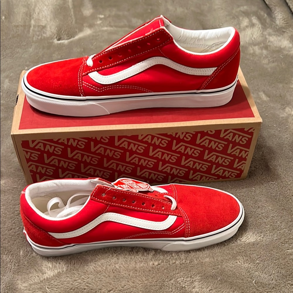 New mens size 10.5 VANS Old Skool low tops.